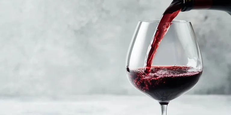 Powerful, structured reds with firm tannins, deep colour, and concentrated dark fruit flavours.