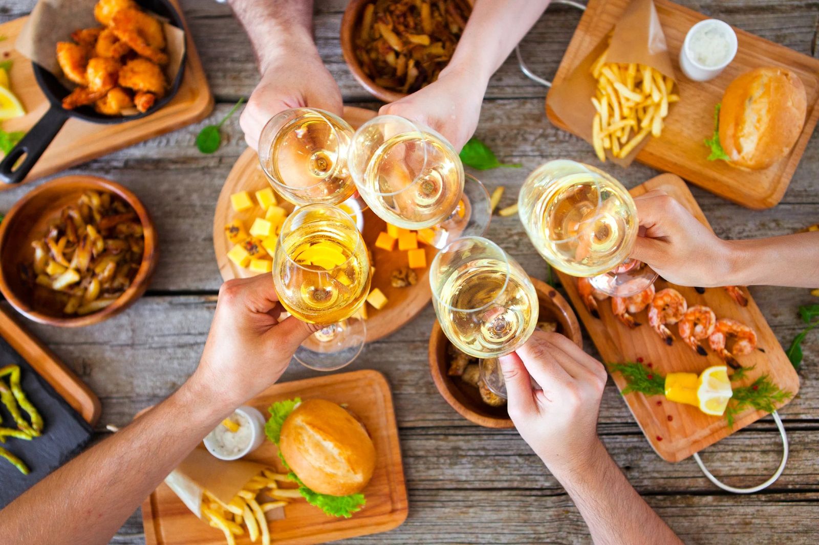 構成を道しるべに。酸味は濃厚さを切り、甘味は辛さを整え、タンニンはタンパク質と合います。ワインのボディは料理の強さに合わせましょう。
