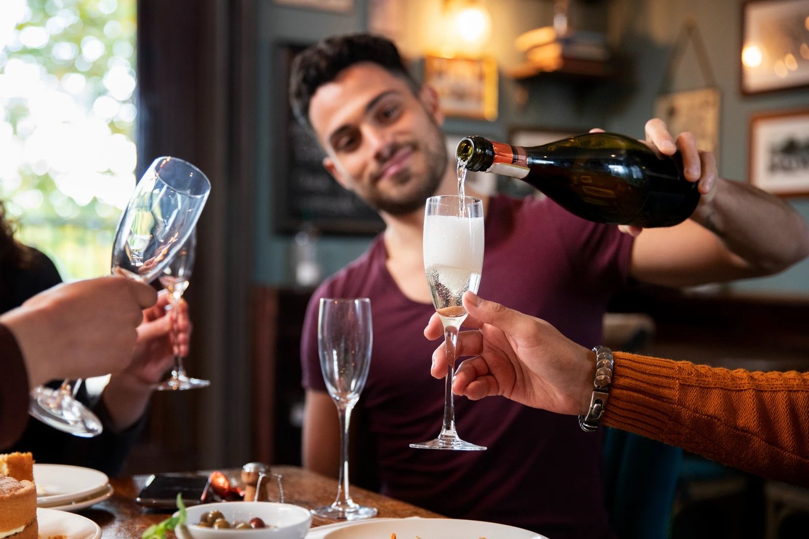 極端なスタイルを避け、親しみやすいワインを選びましょう。乾杯にはスパークリング、幅広い好みにはフレッシュな白とロゼ、赤なら滑らかで果実味を生かしたものが、皆をくつろがせます。
