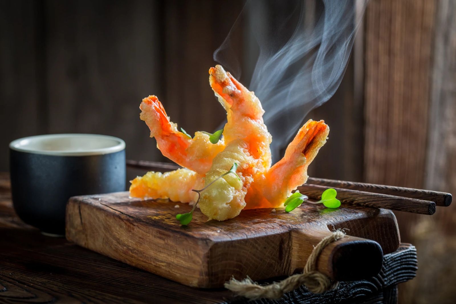 輕盈酥脆的天婦羅，自然適合鮮活、柑橘風味鮮明的酒，化解油炸感，也襯托料理細微的甜味。