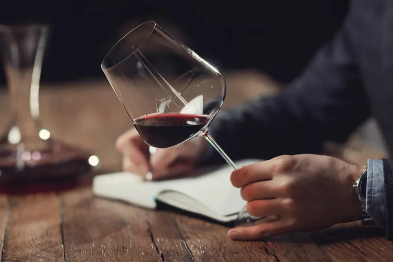 Observing colour, clarity, and viscosity helps reveal a wine’s grape variety, age, and structure. Hold the glass against a white background to evaluate hue and brightness accurately.