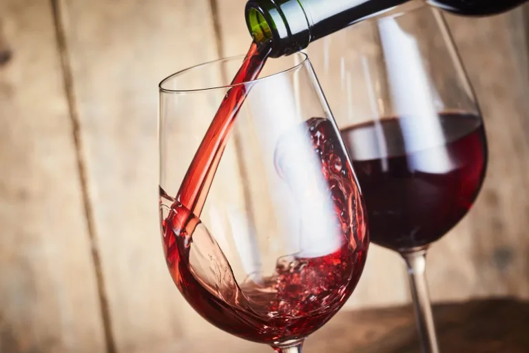 Bordeaux wine glass with a tall bowl and broad base designed to aerate full-bodied reds. Its shape softens tannins and concentrates aromas of dark fruit, oak, and spice, enhancing wines like Cabernet Sauvignon, Merlot, and Bordeaux blends.