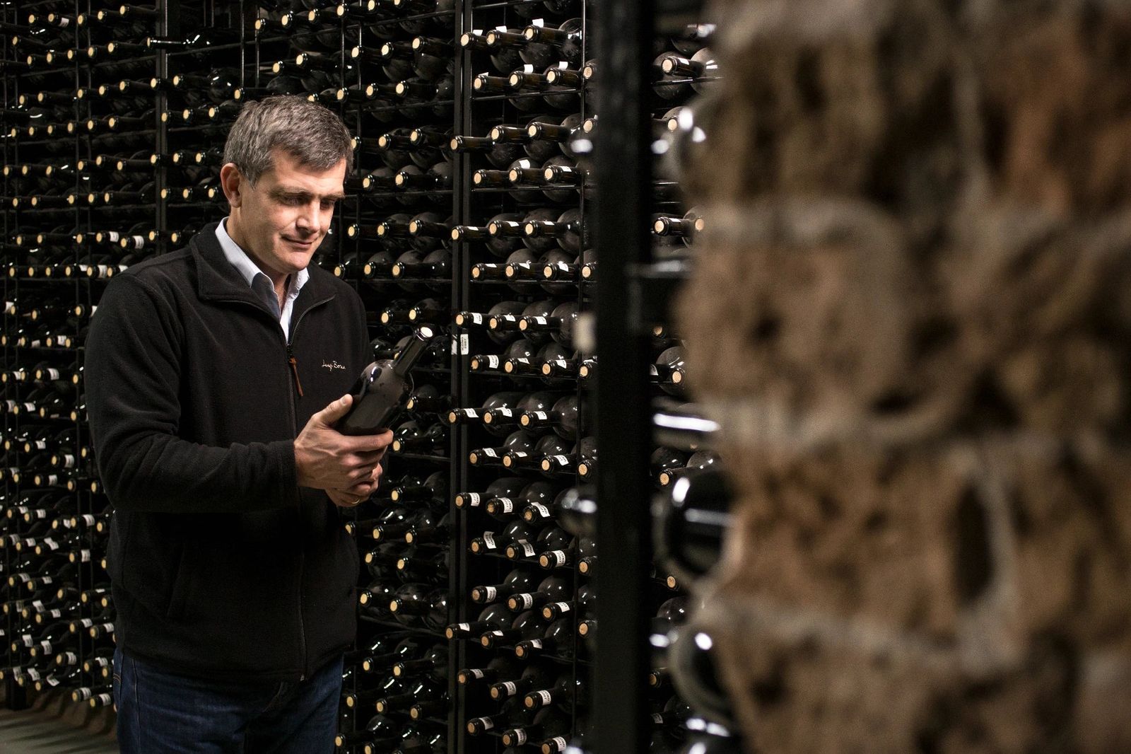 Luigi Bosca 酒窖內，釀酒師 Pablo Cúneo 以精準工藝與對風土的尊重，引領酒款成形。