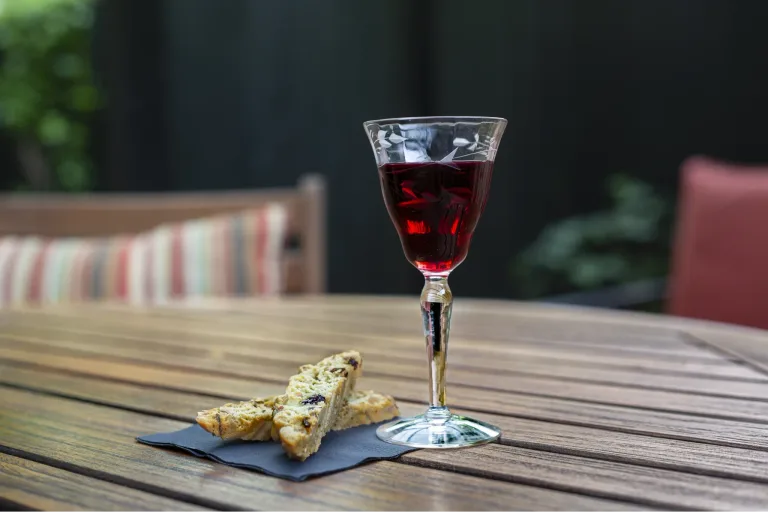 Dessert wine glass with a small, narrow bowl that concentrates rich aromas and balances sweetness. Its compact shape enhances the intensity of late-harvest, fortified, or botrytised wines such as Sauternes, Port, or Moscato.