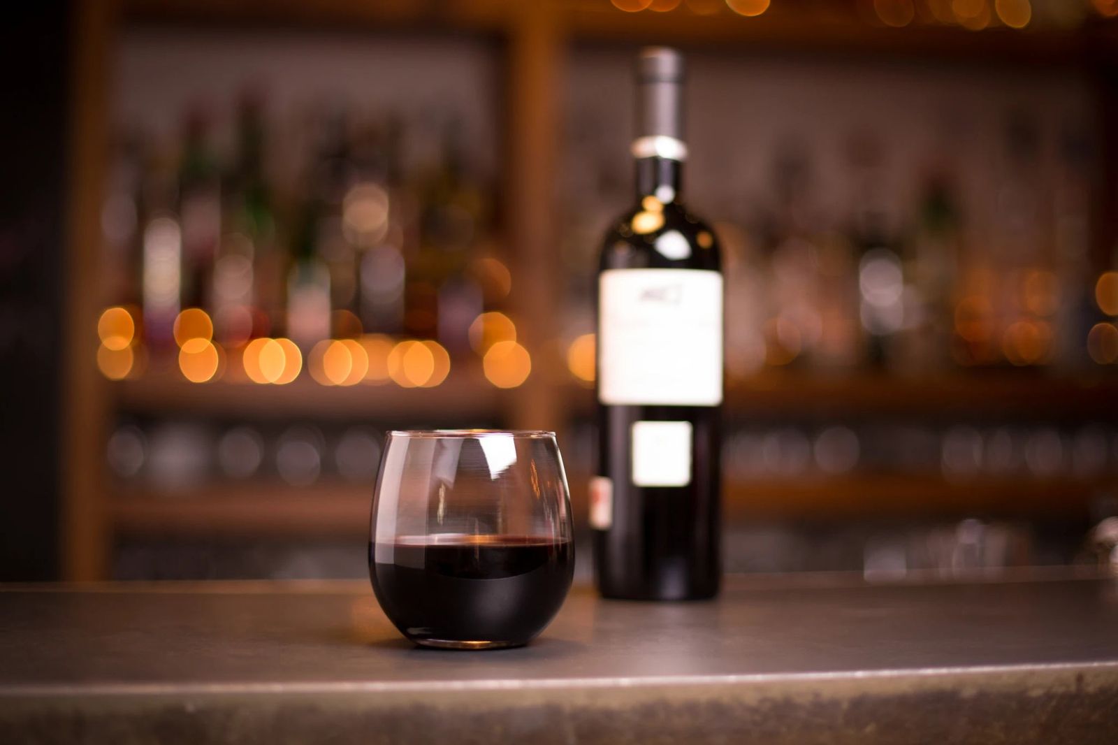 無梗酒杯適合輕鬆品飲與日常多用途使用。圓潤杯型有助展現酒香，放置穩定、拿取方便，適合悠閒場合，或不便使用高腳杯的戶外環境。