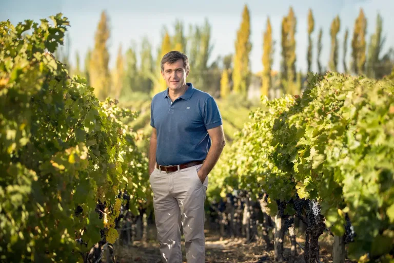 Luigi Bosca 首席釀酒師 Pablo Cúneo 置身門多薩葡萄園,這片土地承載酒莊對卓越品質、傳承,以及提升阿根廷馬爾貝克的長期承諾。